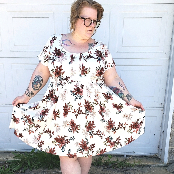 Dresses & Skirts - Torrid White with floral design dress